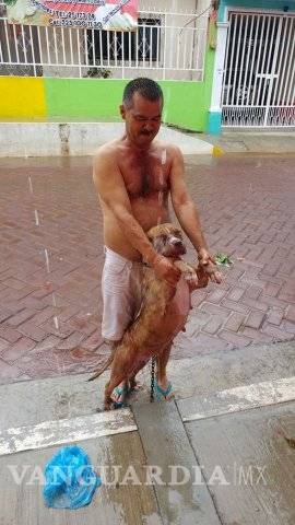 $!Alcalde en Nayarit se desnuda y se baña junto a su perro