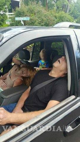 $!Comparten impactantes fotos de pareja drogada con un niño en el carro