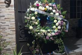 A la puerta de la casa quedó el fúnebre arreglo floral que su expareja le llevó.