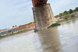 El cuerpo de un hombre fue localizado atorado entre la maleza de un pilar del puente ferroviario en el río Bravo, tras ser arrastrado por la corriente desde la zona del Puente Internacional 1.