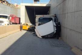Las autoridades explicaron que el camión materialista ingresó en sentido contrario, de Jabonera al bulevar Revolución e impactó de frente a los tres autos.