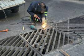 Personal municipal reparó las rejillas localizadas en el cruce de Avenida Universidad y Francisco Sánchez Uresti para garantizar su correcto funcionamiento.