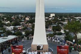 La cruz monumental preside el nuevo espacio público