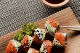 El sushi es un alimento con el que debes tener precauciones al consumir.