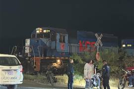 El motociclista resultó herido tras el impacto entre un tráiler y un tren en la carretera a Los Pinos.