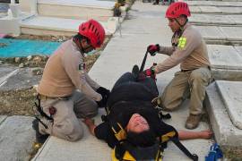 Elementos de Protección Civil y bomberos rescataron a dos mujeres lesionadas tras caer en tumbas abiertas en diferentes panteones de la región.