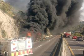 Aparatoso accidente con incendio de dos tráileres deja un muerto en Los Chorros