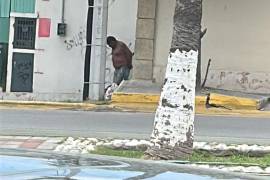 El hombre suele deambular por la colonia Guadalupe, donde ya es identificado por vecinos.