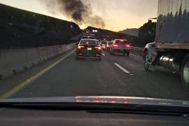 El tráiler terminó completamente envuelto en llamas, lo que obligó al cierre total de la autopista Monterrey–Saltillo para evitar riesgos a los automovilistas.