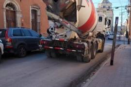 Daños en la banqueta de la esquina de Escobedo y Bravo, causados por la maniobra imprudente de una revolvedora.