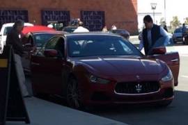 Agarran a Malova subiéndose a un Maserati