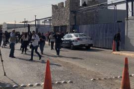 Cerca de 60 policías municipales en paro exigen mejores condiciones laborales y un diálogo con las autoridades de Torreón.