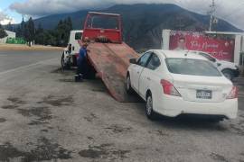 Unidad Nissan Versa asegurada tras ser detectada por cámaras de seguridad en Arteaga.