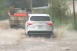 Las precipitaciones dejaron calles inundadas y complicaron la movilidad en distintos sectores de Saltillo.