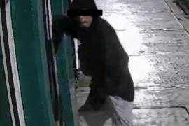 Cámaras de vigilancia captaron el momento en que el sospechoso ingresó al establecimiento.