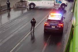 Cuatro vehículos se vieron involucrados en el choque múltiple registrado en el deprimido del Periférico LEA.