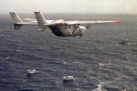 Un avión de Hermanos al Rescate sobrevuela la flotilla del Movimiento Democrático el 10 de julio de 1999, en el límite de las doce millas al norte de La Habana, Cuba.