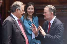Marcelo Ebrard, secretario de Economía dialoga con el representante comercial de EU, Jamieson Greer, luego de la reunión que sostuvieron en Palacio Nacional con la presidenta de México, Claudia Sheinbaum.