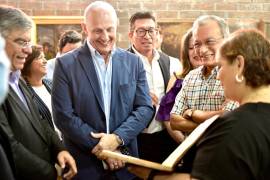 El alcalde Román Alberto Cepeda y el rector de la Ibero Torreón, Juan Luis Hernández Avendaño, durante la firma del convenio.