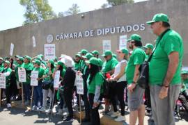 El combativo grupo, formado por miembros de 10 organizaciones de vapeadores, se plantó afuera de la Cámara de Diputados, esgrimiendo la defensa de su libertad.