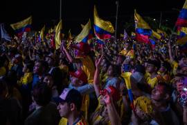 Seguidores de De la Espriella se reúnen en una masiva celebración nocturna en Barranquilla, llevando banderas y gorras de campaña. Su promesa de aplastar a los ‘narcoterroristas’ y su uso de imágenes de un tigre generadas por IA conectaron con millones de votantes.