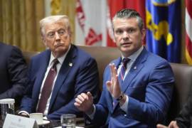 El presidente de Estados Unidos, Donald Trump, escucha al secretario de Defensa, Pete Hegseth n la Casa Blanca.