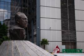 Fitch mantiene una reducción de un nivel en la nota soberana por apoyos del gobierno a Pemex.