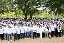 Jóvenes, maestros y padres de familia desfilaron por una de las principales avenidas de la capital del estado.