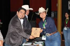 Ingrid Melissa Cruz de la Cruz, de la Universidad Autónoma de Chapingo, obtuvo el primer lugar individual en el examen de identificación de plantas de pastizales.