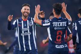 Sergio Ramos disputó su primer partido con Rayados y estuvo cerca de anotar con un sólido remate de cabeza.