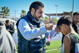 Atletas compiten en diversas pruebas en la Unidad Deportiva Nora Leticia Rocha durante el Estatal de Atletismo CONADE 2025.