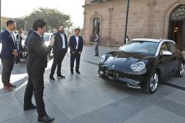 Durante el encuentro, el gobernador Samuel García vio un auto y otros dos vehículos de Great Wall Motors.