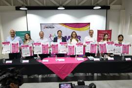 El alcalde Javier Díaz y Luly López Naranjo, presidenta honoraria del DIF Saltillo, invitaron a la población a proponer candidatos.