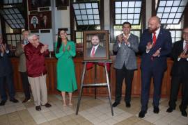 El exdirector de la Escuela de Bachilleres Ateneo Fuente se suma a la galería de exdirectores con su retrato en la biblioteca ‘José García Rodríguez’.