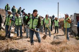 Voluntarios y estudiantes de la UAdeC participaron en la limpieza del arroyo Ceballos, apoyando las acciones del gobierno municipal.