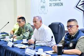 El comisario César Antonio Perales Esparza, (der) director de la Policía de Torreón, informó que registraron disminución los delitos de robo a casa habitación,.