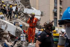 Un miembro de Topos Azteca trabajando entre los escombros el miércoles en Cali, Colombia.