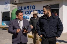 Lorenzo Menera (izq.) admitió estar de vacaciones cuando inició la contingencia de agua, Jacobo Rodríguez ya le exige resultados.