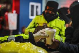 Ante temperaturas de hasta 5 grados en Monterrey y la primera nevada de la temporada en Galeana, autoridades estatales desplegaron apoyos para personas en situación vulnerable.