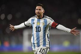 Lionel Messi celebra tras anotar el gol de la victoria para Argentina, de tiro libre ante Ecuador durante el partido de las eliminatorias sudamericanas para el Mundial 2026 en el estadio Monumental de Buenos Aires.