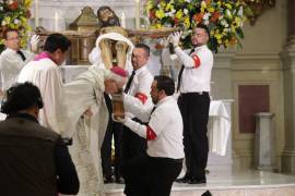 La mañana de este lunes fue descendida la imagen del Santo Cristo de la Capilla, previo al inicio del novenario en su honor que inicia este martes.