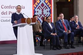 Claudia Sheinbaum, presidenta de México e integrantes de su gabinete, dialogaron está mañana con el presidente de México, Donald Trump y lograron detener por un mes la política de aranceles. FOTO: