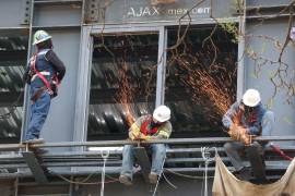 Obreros soldadores trabajan en una construcción de avenida Reforma, analista económicos han señalado a la industria de la construcción como una de las más afectadas por aumento de aranceles por parte de Estados Unidos.