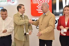 Diego Canalas, (izq), estuvo durante la apertura de Torreón TV.