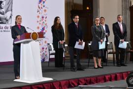 Claudia Sheinbaum, presidenta de México, durante la conferencia matutina realizada en Palacio Nacional, en la que se habló sobre los lineamientos y desglose del paquete económico 2025. La acompañan: Rogelio Ramírez de la O, secretario de Hacienda y Crédito Público; Bertha Gómez Castro, subsecretaria de Egresos de la Secretaría de Hacienda y Crédito Público; Edgar Amador Zamora , subsecretario de Hacienda y Crédito Público; Rodrigo Mariscal Paredes, jefe de la Unidad de Planeacion Económica de la Secretaría de Hacienda y Crédito Público; María del Carmen Bonilla, titular de la Unidad de Crédito Público, y Bulmaro Juárez Sánchez, divulgador de Lenguas Indigenas. FOTO: MARIO JASSO/CUARTOSCURO.COM