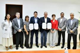 El alcalde de Torreón, Román Alberto Cepeda González, y Arsenio González García, presidente del consejo del Sanatorio Español, firman el convenio para la prevención del cáncer de mama.