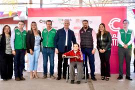 Funcionarios durante la entrega de material en la escuela General Lucio Blanco.