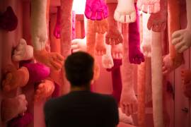 Un visitante contempla la instalación de Nathalie Auzepy en el “Hospital de las Emociones” en un antiguo hospital en Los Ángeles, el miércoles 22 de julio de 2026.