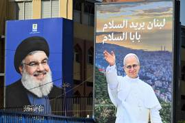 Anuncio publicitario con imágenes del Papa León XIV y del difunto líder de Hezbolá, Hassan Nasrallah. El Papa visitará el Líbano del 30 de noviembre al 2 de diciembre en su primer viaje apostólico al país.