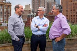 Don Garber comisionado de la MLS (izquierda), CEO de Apple Tim Cook (centro) y el vicepresidente de servicios de Apple Eddy Cue charlan en Nueva York.